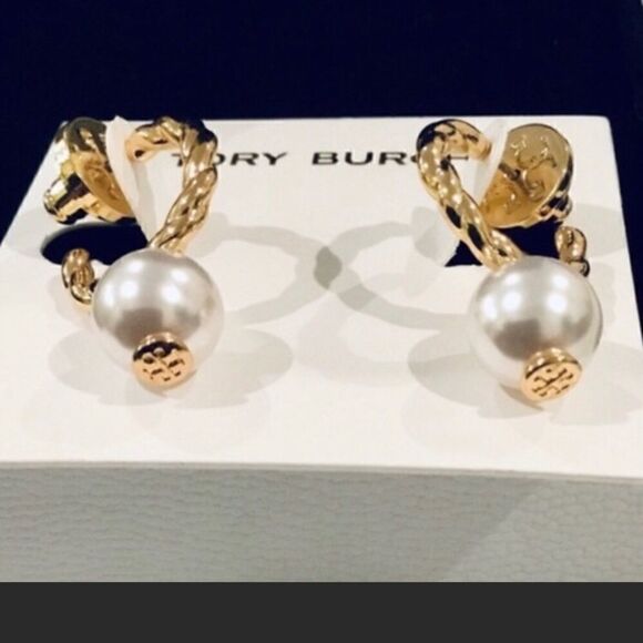 TORY BURCH 18K GOLD PLATED ROPE HOOP AND PEARL EARRINGS - Picture 5 of 6